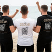 Ein elegantes Lifestyle Bild eines Mannes im Old Fashioned JGA Shirt ideal für Bräutigame die einen klassischen Old Money Look für ihren Abschied bevorzugen.