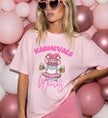 Eine junge Frau trägt ein rosa Karnevals-T-Shirt von Cincerely Yours mit einem niedlichen Maus-Motiv, das eine Narrenkappe, Bierkrüge und ein Leoparden-Kleid trägt.