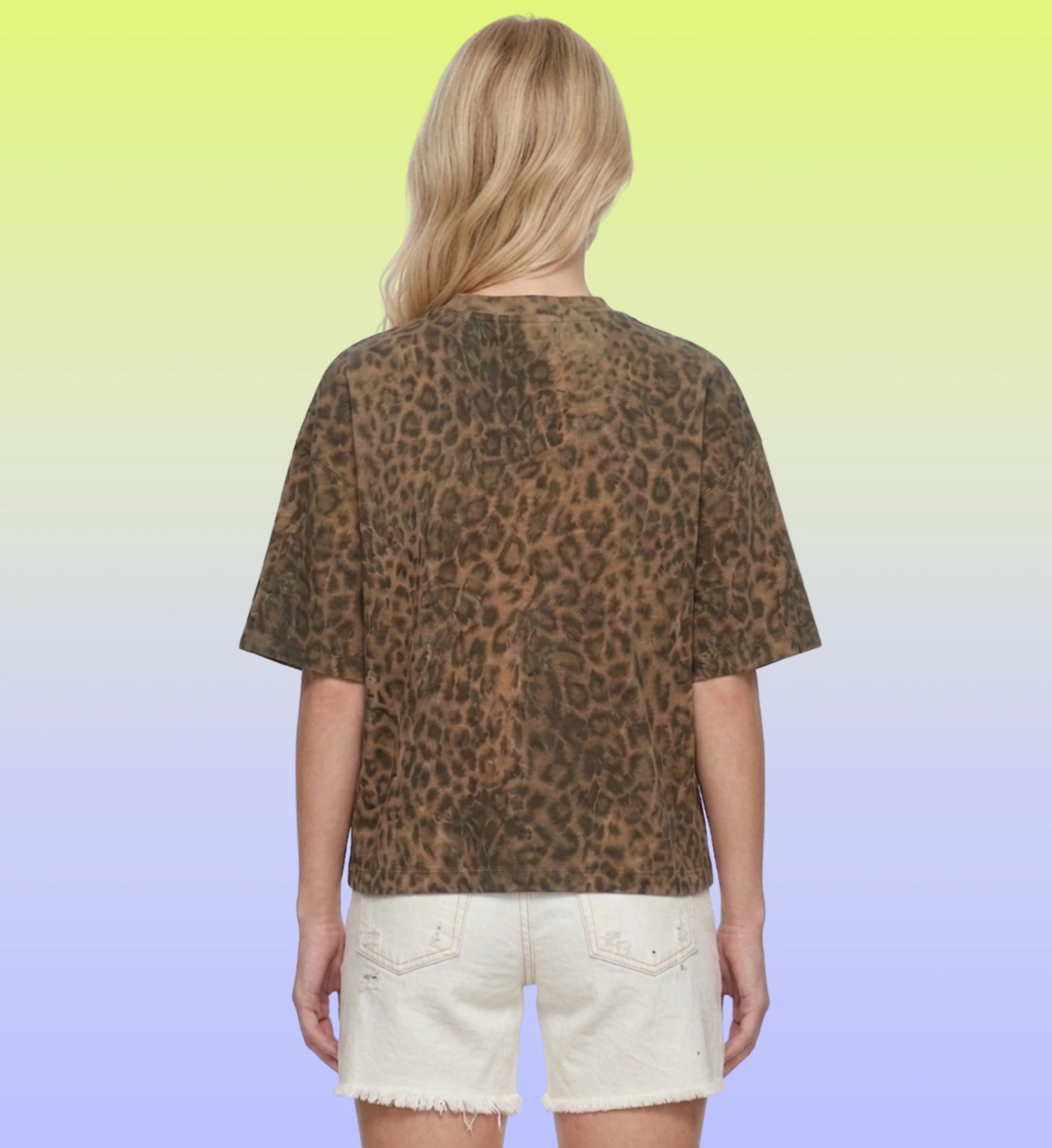 Ein modernes Model trägt das Boxy Fit Mallemaus Shirt in Chantal Pink mit trendigem Leopard Muster von Cincerely Yours als Teil eines Sommer Outfits.