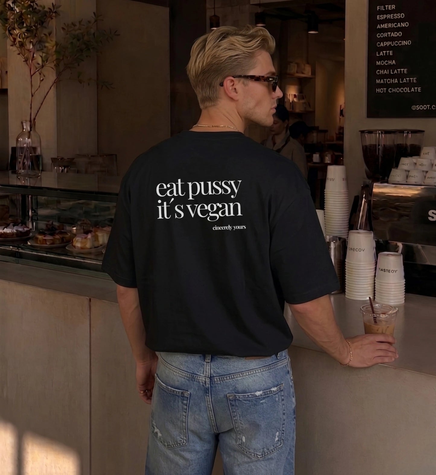 Detailansicht des veganen Statement Shirts von Cincerely Yours mit dem frechen feministischen Slogan eat pussy its vegan für Pride und CSD.
