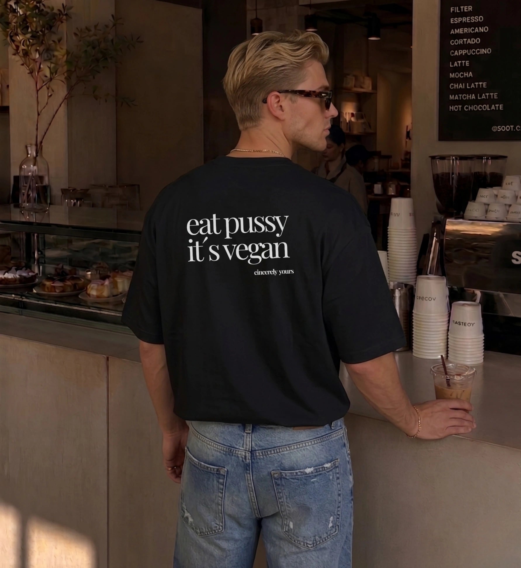 Detailansicht des veganen Statement Shirts von Cincerely Yours mit dem frechen feministischen Slogan eat pussy its vegan für Pride und CSD.