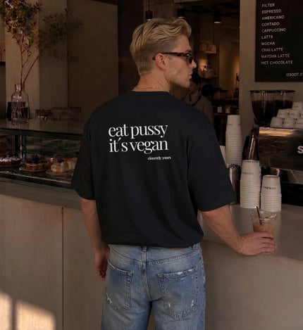 Detailansicht des veganen Statement Shirts von Cincerely Yours mit dem frechen feministischen Slogan eat pussy its vegan für Pride und CSD.