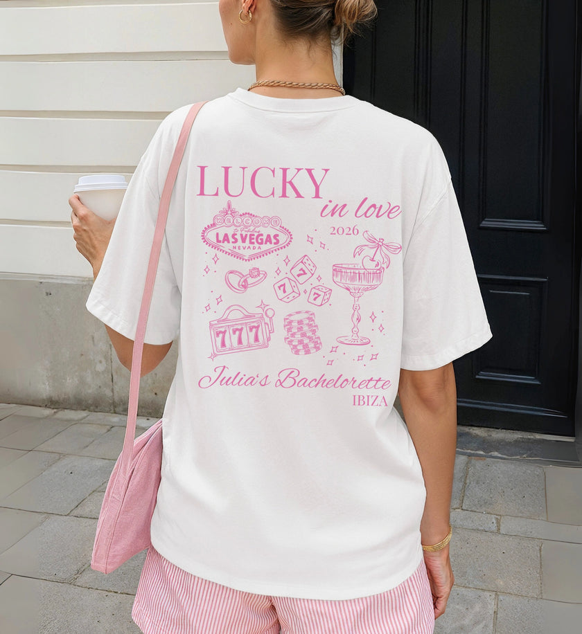 Cincerely Yours Lucky in Love Las Vegas Bachelorette Shirt mit pinkem Slot Machine Print im Vintage Retro Casino Design für den JGA
