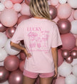 Weißes Lucky in Love Las Vegas Bachelorette Shirt für die Braut im Retro Vintage Casino Look von Cincerely Yours.