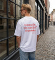 Model trägt das provokante Cincerely Yours Statement Shirt Damen beim Lifestyle Fotoshooting mit auffälligem Y2K Slogan Print.