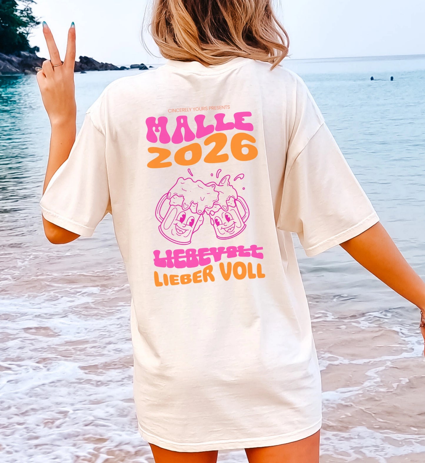 Cincerely Yours Malle 2026 Shirt in Beige mit neonfarbenem Print 'Liebevoll Lieber voll' und zwei lachenden Bierkrügen, Rückansicht am Strand.