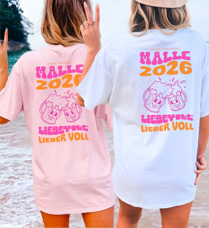 Cincerely Yours Malle 2026 Shirt für Damen mit neonfarbenem Bierkrug-Motiv und dem Spruch 'Liebevoll Lieber Voll' in der Rückansicht am Strand.