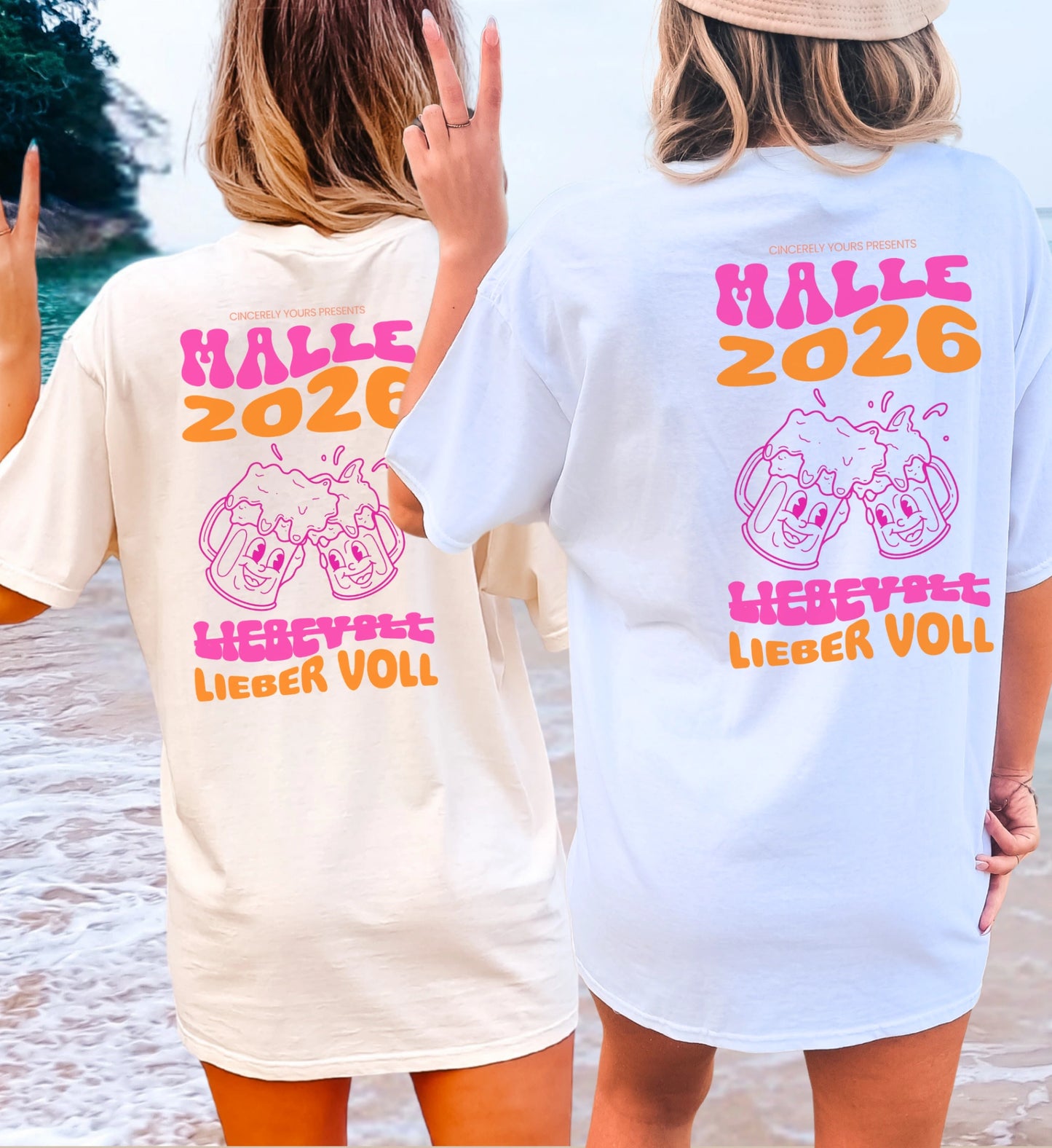 Zwei Frauen am Strand in der Rückansicht tragen das Cincerely Yours Malle 2026 Shirt in Weiß und Beige mit pink-orangefarbenem Neon Bierkrug Motiv und dem Spruch Lieber voll.