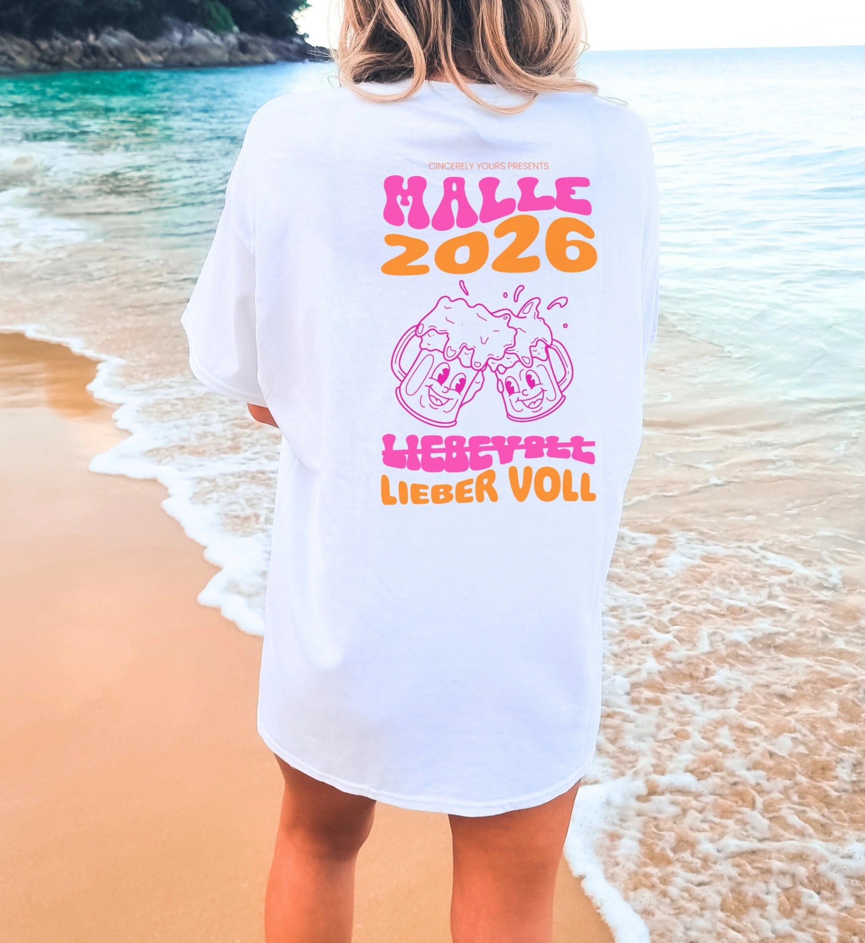 Cincerely Yours Malle 2026 Shirt in Weiß mit neonfarbenem Bierkrug Design und Spruch Lieber voll, Rückansicht am Strand.