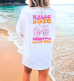 Cincerely Yours Malle 2026 Shirt in Weiß mit neonfarbenem Bierkrug Design und Spruch Lieber voll, Rückansicht am Strand.