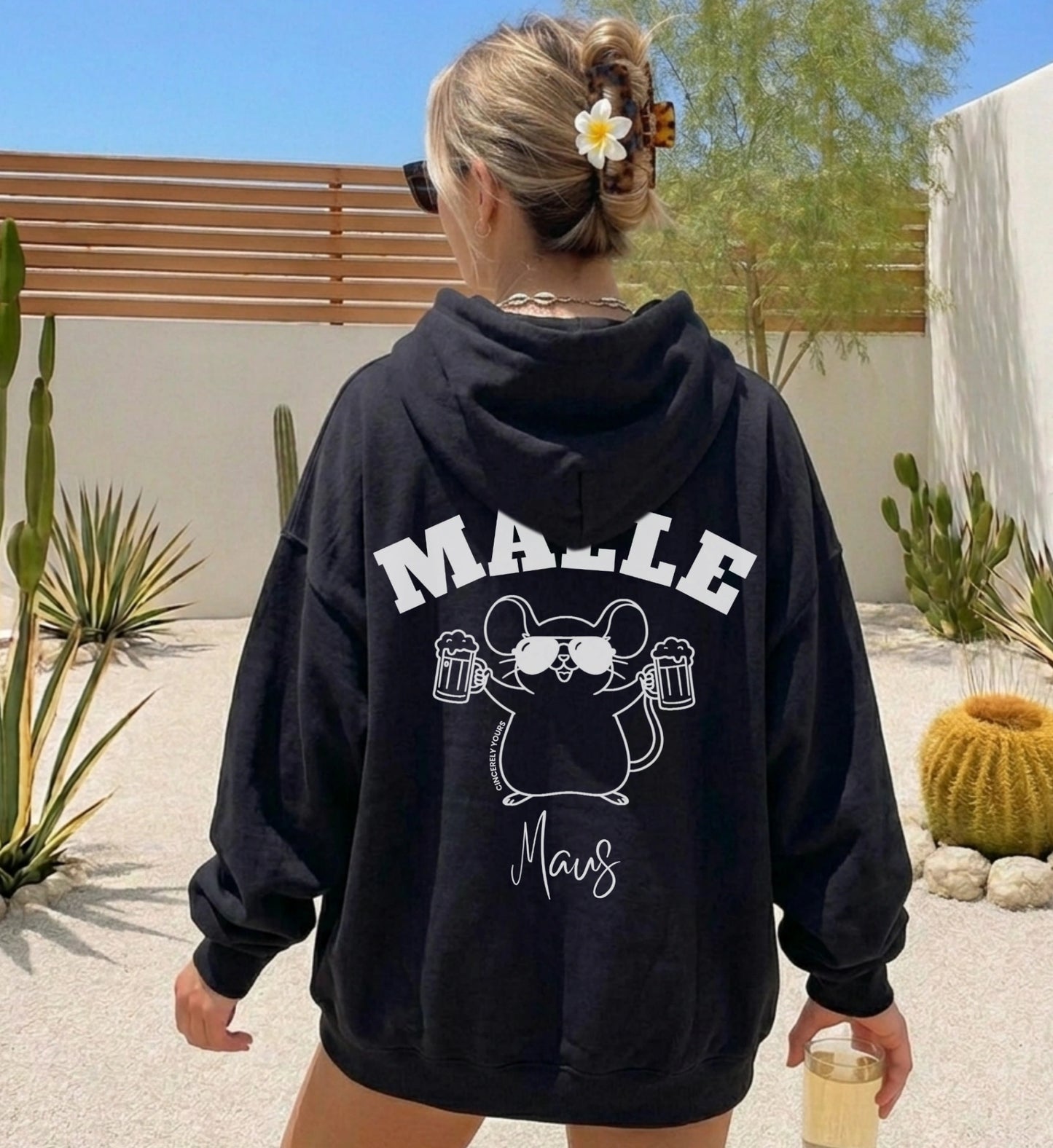 Schwarzer Malle Maus Hoodie von Cincerely Yours für den Mallorca Urlaub, idealer Travellook für den Girls Trip mit Mallemaus Print auf dem Rücken.