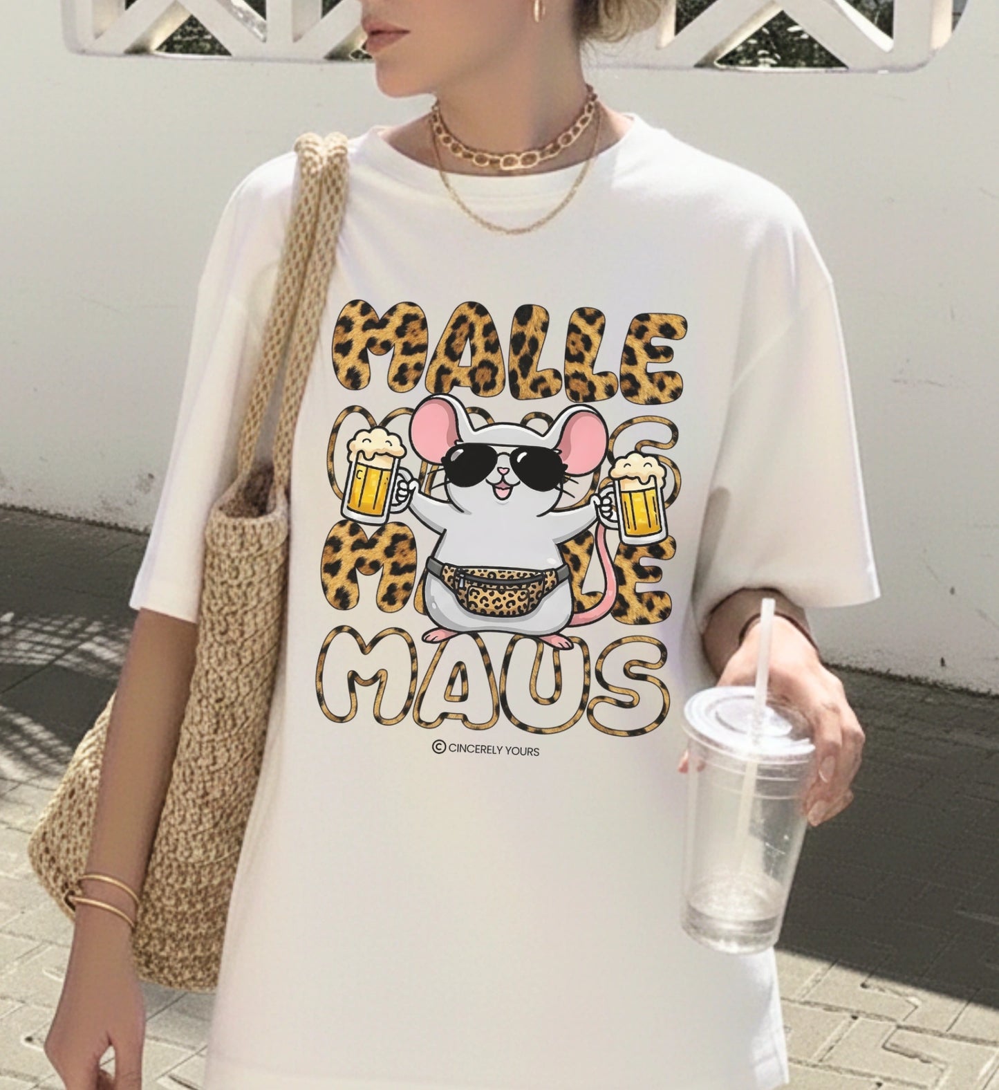 Nahaufnahme des hochwertigen Mallemaus Designs mit Leopard Bauchtasche und Bierkrug OG Motiv auf dem weissen Shirt der Marke Cincerely Yours für Mallorca.