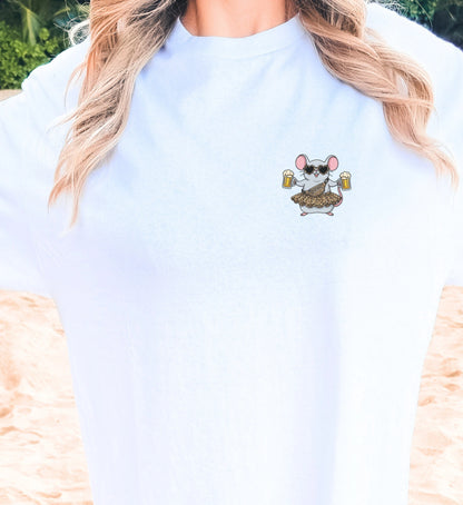 Detaillierte Nahaufnahme des Malle Maus Leopard Prints mit einem gefüllten Bierkrug auf dem hochwertigen Cincerely Yours T-Shirt für Damen.