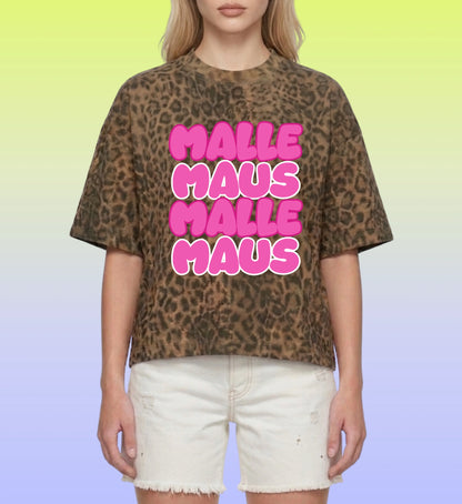 Ein Model trägt das Mallemaus Shirt von Cincerely Yours kombiniert für eine Malle Party mit Pink Bubble Font und Leo Print Look.