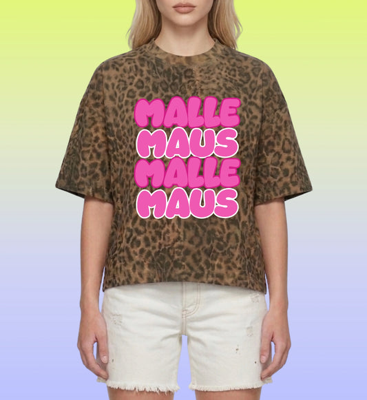 Ein Model trägt das Mallemaus Shirt von Cincerely Yours kombiniert für eine Malle Party mit Pink Bubble Font und Leo Print Look.