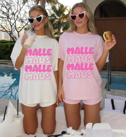 Stylisches Malle Maus Pink Party Shirt aus hochwertiger Bio-Baumwolle, ideal als JGA Gruppenshirt für Mallorca 2026.