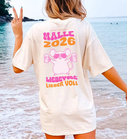 Cincerely Yours Malle Maus Shirt für Damen in Beige am Strand, bedruckt mit 'Malle 2026' und 'Liebevoll Lieber Voll', perfekt als Matching Group Shirt für Mallorca Party Reisen.
