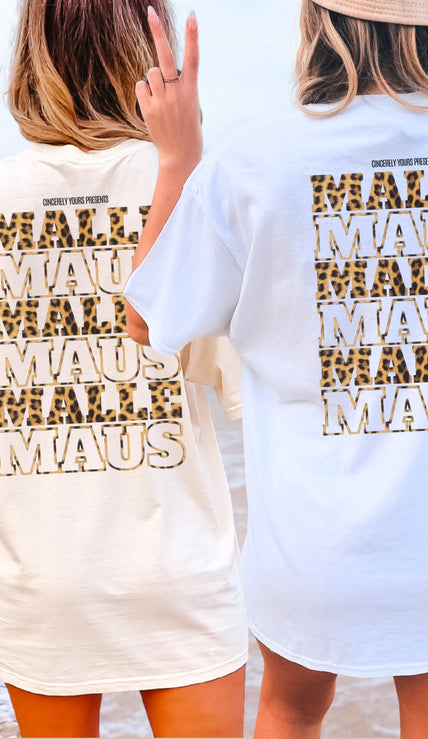 Zwei Frauen am Strand tragen Cincerely Yours Mallemaus T-Shirts mit großem Malle Maus Backprint im Leopard-Look.