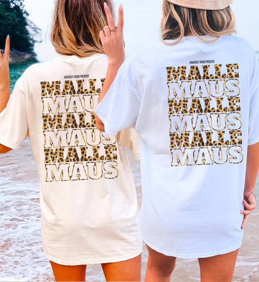 Zwei Frauen am Strand tragen Cincerely Yours Mallemaus T-Shirts mit großem Malle Maus Backprint im Leopard-Look.
