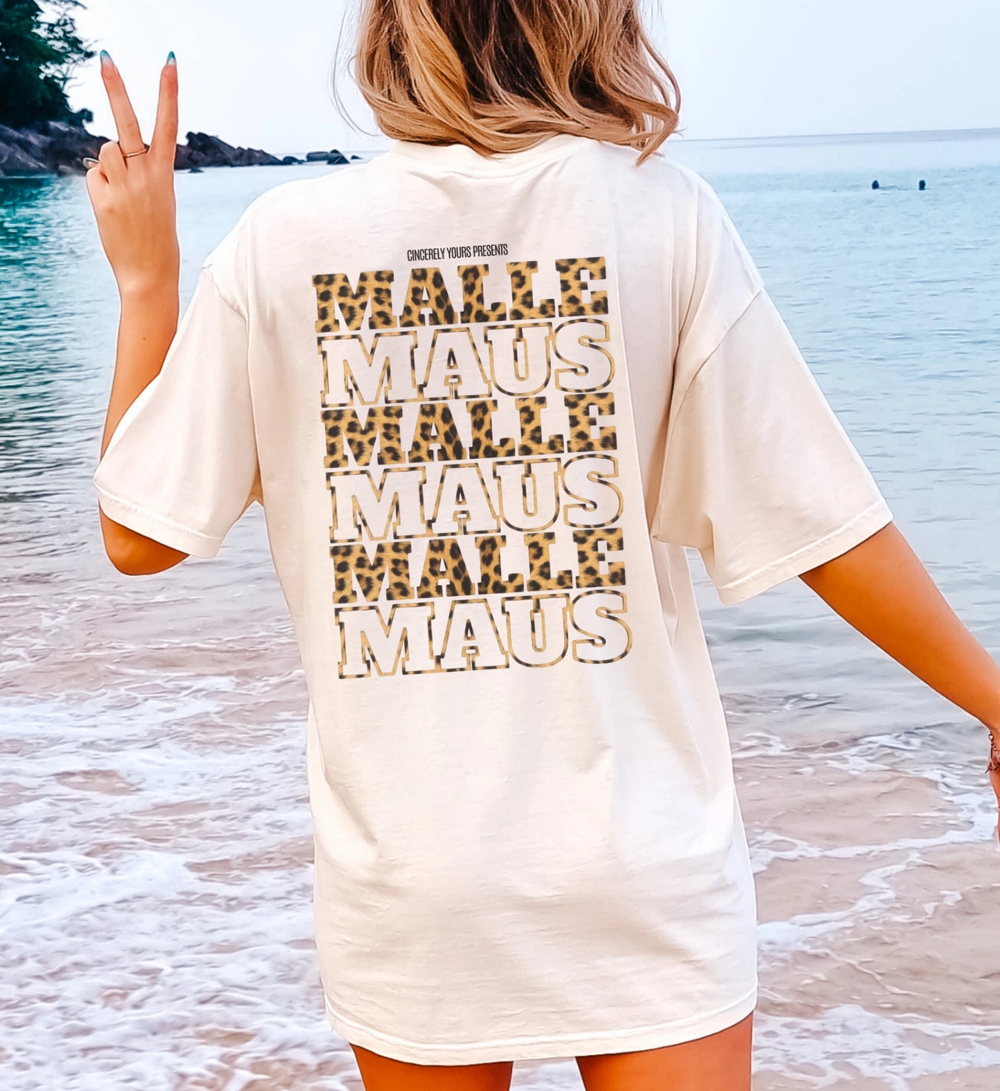 Cincerely Yours Mallemaus Shirt mit großem Malle Maus Backprint im Leopard-Design, Oversize-Schnitt, Rückansicht am Strand.