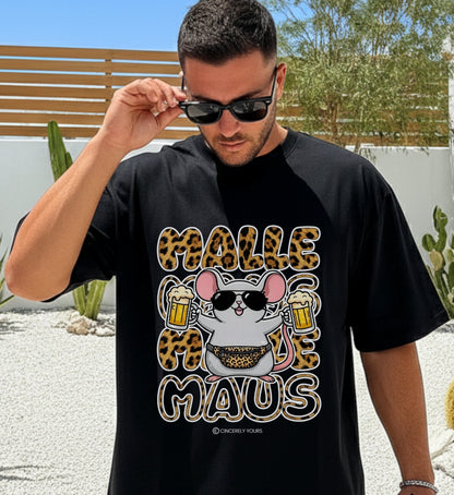 Seitenansicht des Mallemaus Shirts von Cincerely Yours zeigt die bequeme Passform und den lebendigen Leopard Bauchtasche Print für echte Malle Mäuse im Sommer.