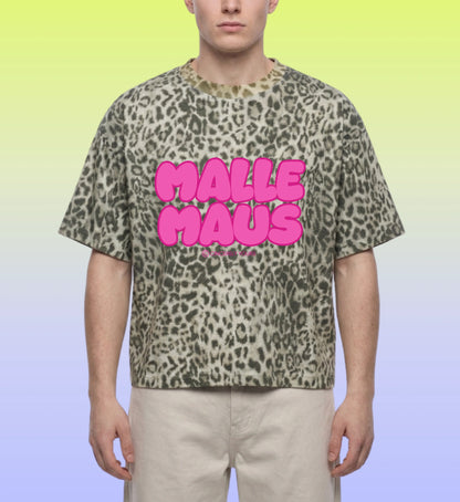 Detaillierte Nahaufnahme des hochwertigen Stoffes und des intensiven Pink Leopard Prints vom Mallemaus Shirt für einen langlebigen und stylischen Look.