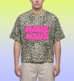 Detaillierte Nahaufnahme des hochwertigen Stoffes und des intensiven Pink Leopard Prints vom Mallemaus Shirt für einen langlebigen und stylischen Look.