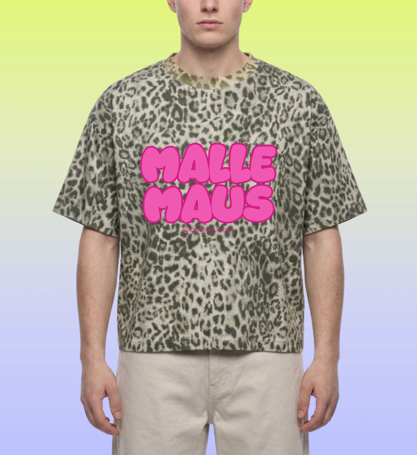 Detaillierte Nahaufnahme des hochwertigen Stoffes und des intensiven Pink Leopard Prints vom Mallemaus Shirt für einen langlebigen und stylischen Look.
