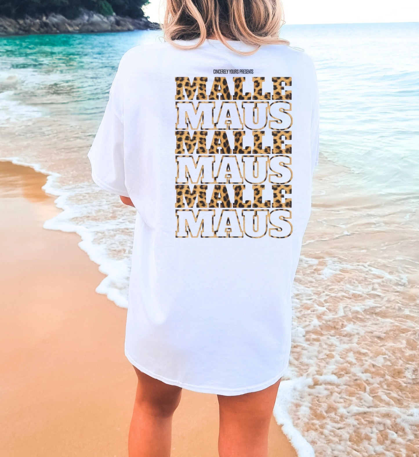 Weißes Cincerely Yours Mallemaus Shirt mit einem Backprint im Leopard-Design, getragen von einer Frau am Strand in der Rückansicht.