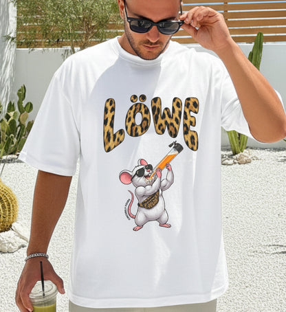 Nahaufnahme des Malle Maus Designs mit Leopard Elementen und einer Säule Grafik auf dem hochwertigen Party Shirt der Marke Cincerely Yours.