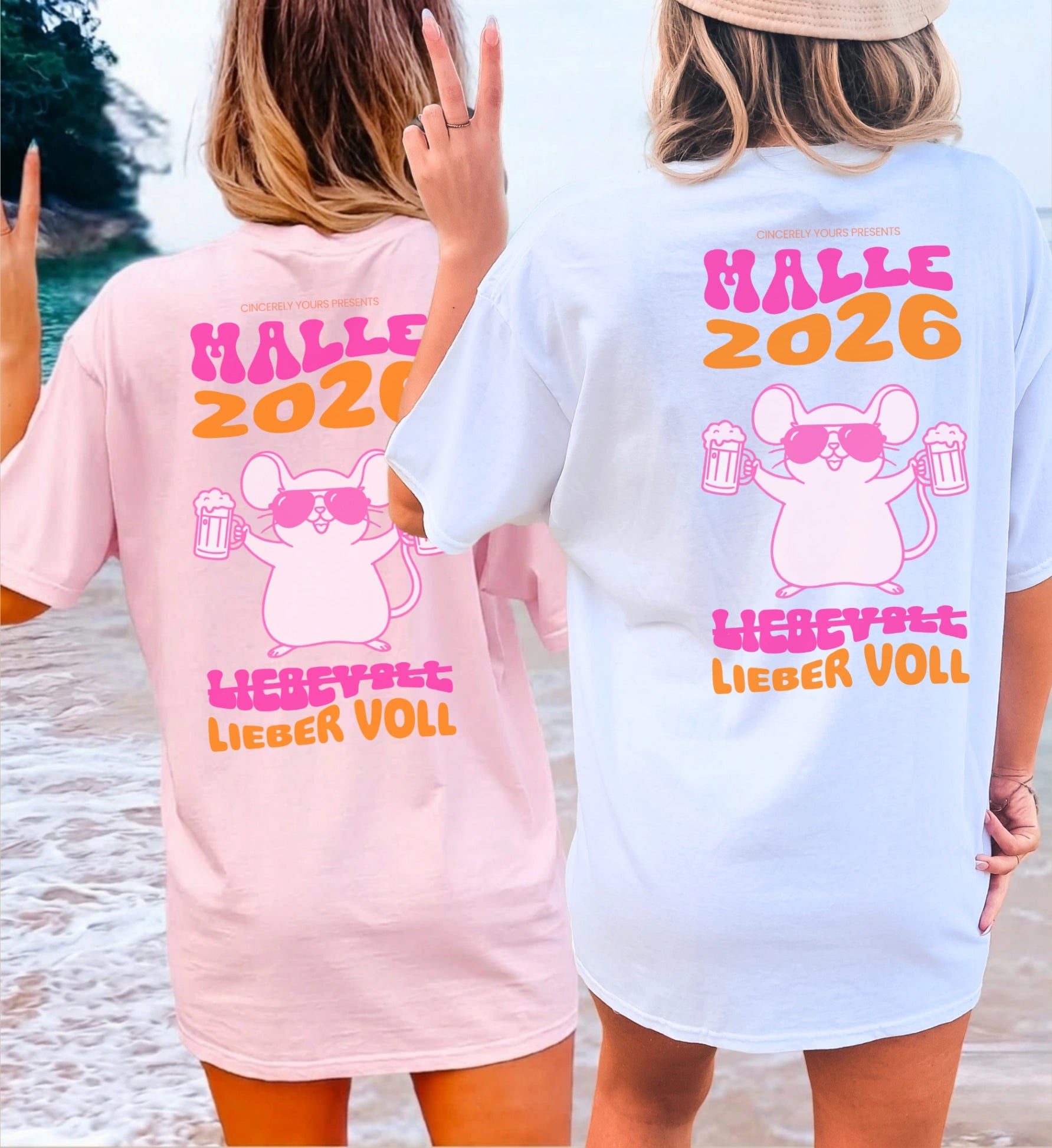 Zwei Frauen von hinten am Strand in Malle Maus Shirts von Cincerely Yours, rosa und weißes Malle 2026 Party Shirt mit Mallemaus Motiv als Matching Group Shirts für Mallorca.