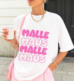 Personalisiertes Malle Maus Shirt in Pink für den JGA auf Mallorca, getragen als lockeres Oversized Graphic Tee für Damen.