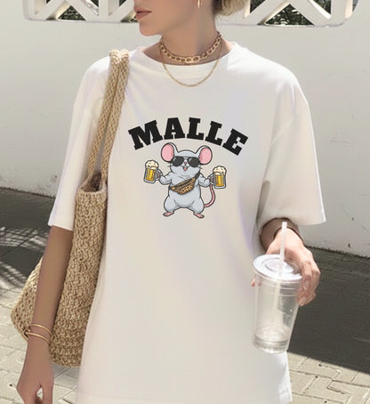 Weißes Oversized Malle Maus Shirt von Cincerely Yours mit einer Muskelmaus mit Sonnenbrille, Leoparden-Tasche und Bierkrügen – ideales Mallemaus Outfit für den Mallorca Urlaub.