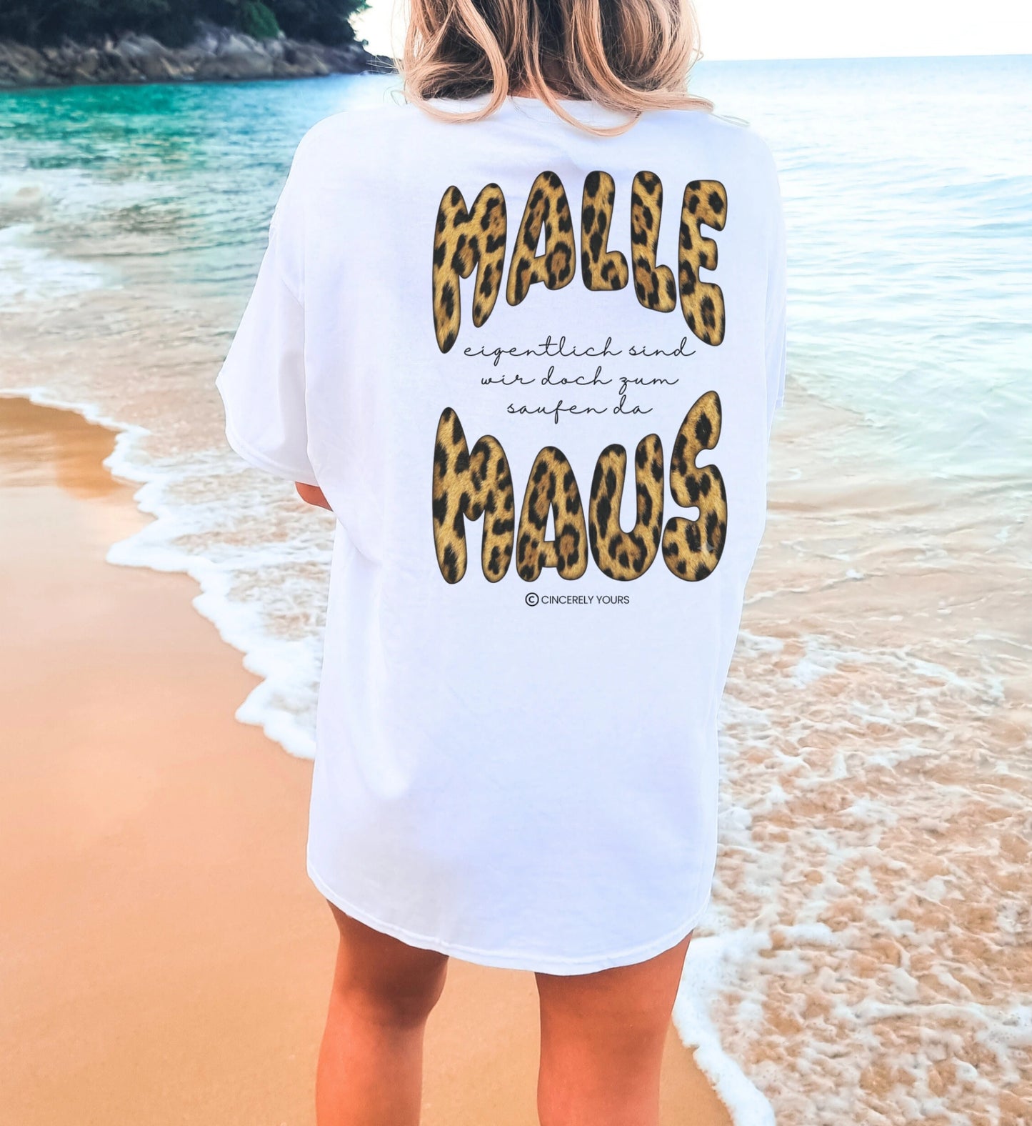 Detailaufnahme des hochwertigen Mallemaus Prints auf dem weißen Baumwollshirt von Cincerely Yours ideal für den nächsten Mallorca Urlaub am Ballermann.