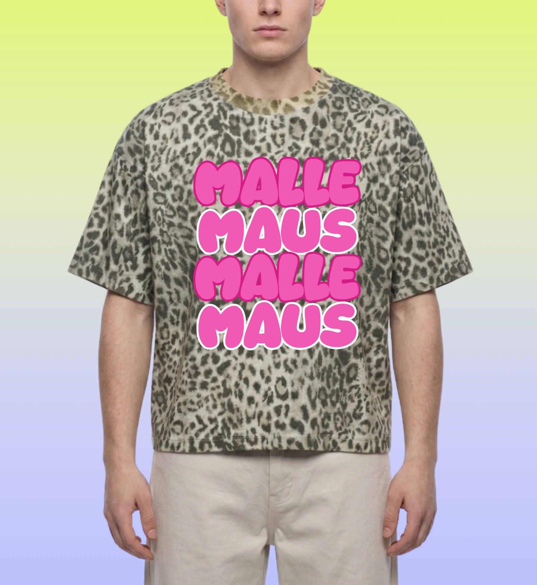 Detailaufnahme des Malle Maus Print Designs mit pinkem Bubble Font und Leopard Muster auf dem hochwertigen Cincerely Yours Unisex Boxy T-Shirt.