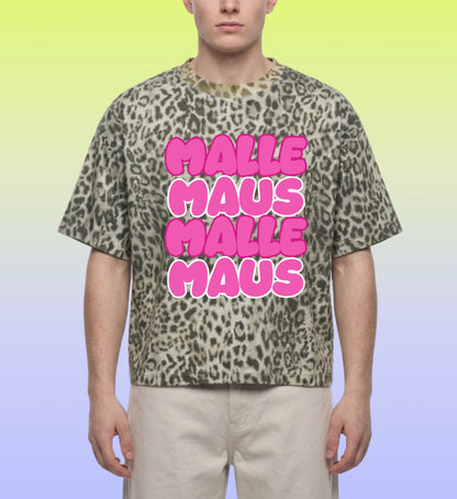 Detailaufnahme des Malle Maus Print Designs mit pinkem Bubble Font und Leopard Muster auf dem hochwertigen Cincerely Yours Unisex Boxy T-Shirt.