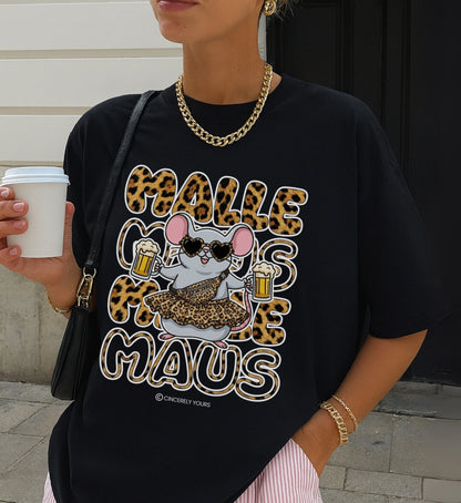 Detaillierte Ansicht des hochwertigen Malle Maus Prints mit Leopardenmuster Bauchtasche und kühlem Bierkrug auf dem bequemen Party T-Shirt von Cincerely Yours.