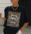 Detaillierte Ansicht des hochwertigen Malle Maus Prints mit Leopardenmuster Bauchtasche und kühlem Bierkrug auf dem bequemen Party T-Shirt von Cincerely Yours.