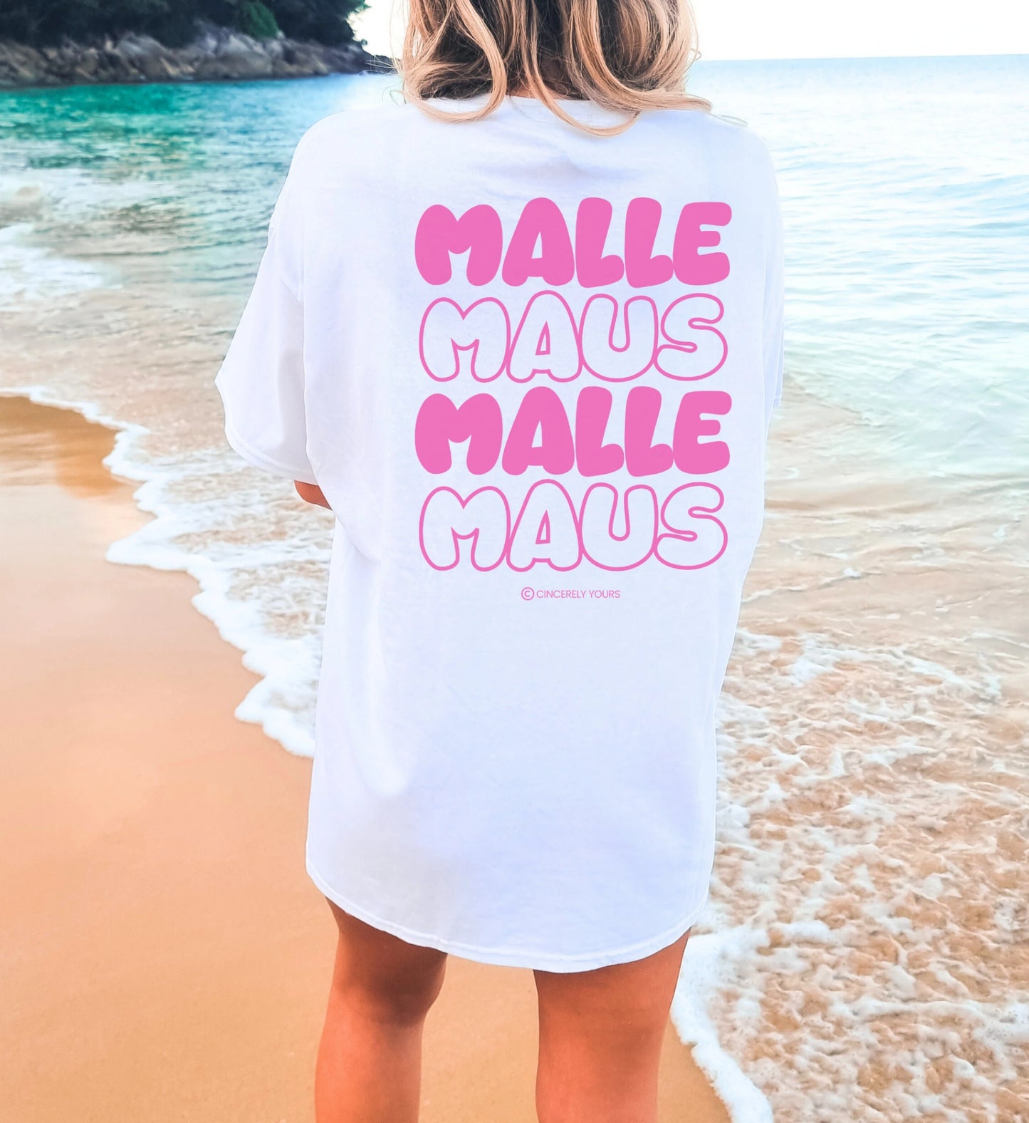 Weißes Oversized T-Shirt mit pinkem Malle Maus Backprint von Cincerely Yours – Rückansicht am Strand