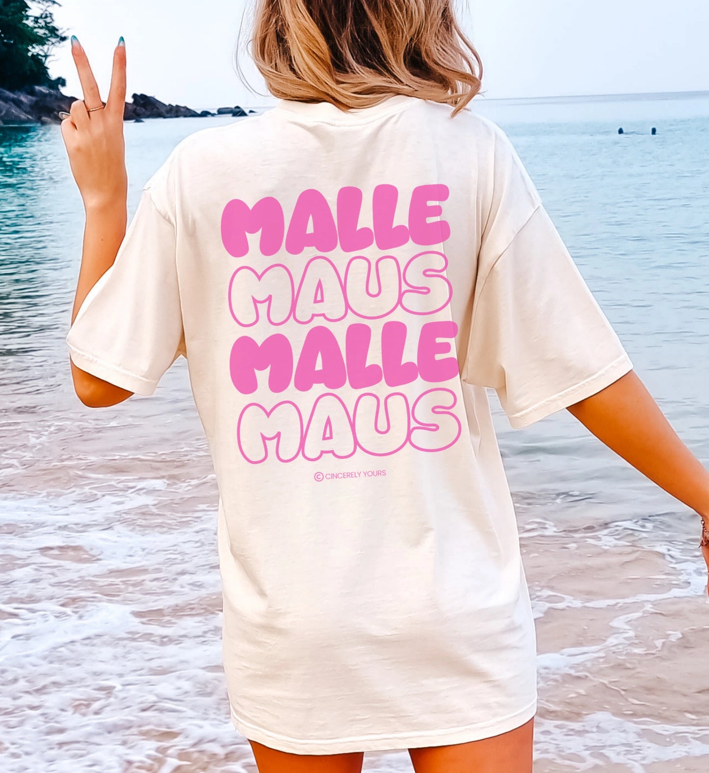 Oversize Mallemaus Shirt von Cincerely Yours mit pinkem Backprint – Weißes Malle Maus T-Shirt für Damen am Strand in der Rückansicht.