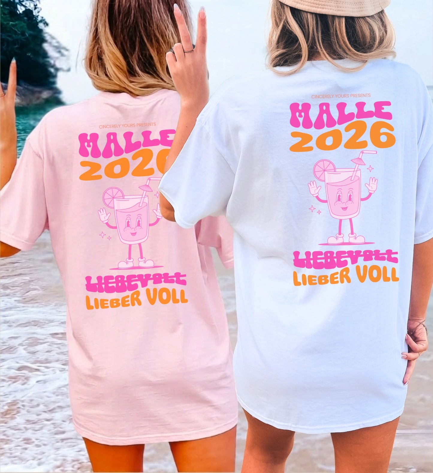 Zwei Frauen am Strand in Cincerely Yours Malle Shirts 2026 mit neonfarbenem Cocktail-Maskottchen und dem Spruch 'Liebevoll lieber voll', Rückansicht in Rosa und Weiß.