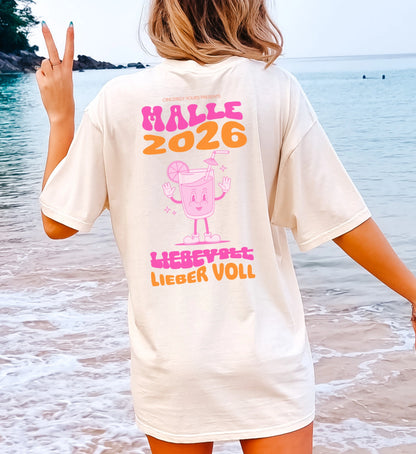 Cincerely Yours Malle 2026 T-Shirt in Beige mit neonfarbenem Cocktail-Maskottchen und Spruch Liebevoll Lieber Voll, Rückansicht am Strand