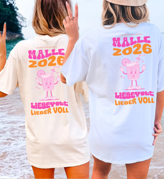 Zwei Frauen am Strand tragen Cincerely Yours Malle 2026 T-Shirts mit neon-pinkem Cocktail-Maskottchen und Backprint Liebevoll Lieber Voll.