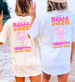 Zwei Frauen am Strand tragen Cincerely Yours Malle 2026 T-Shirts mit neon-pinkem Cocktail-Maskottchen und Backprint Liebevoll Lieber Voll.