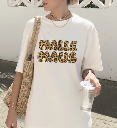 Detailansicht des hochwertigen Mallemaus T-Shirts aus Heavyweight Cotton in Rosa mit dem angesagten Malle Maus Leopard Design für die Partysaison.