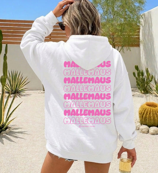 Stilvoller Malle Travel Look mit dem Mallemaus Hoodie kombiniert als bequemes Reiseoutfit für den Flug oder den Aufenthalt auf Mallorca.