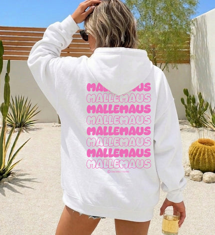 Stilvoller Malle Travel Look mit dem Mallemaus Hoodie kombiniert als bequemes Reiseoutfit für den Flug oder den Aufenthalt auf Mallorca.