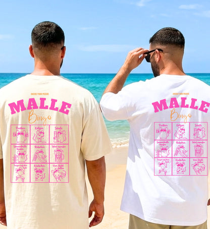 Zwei Männer stehen am Strand in der Rückenansicht und tragen das Mallemaus Shirt von Cincerely Yours mit einem pinken Malle Maus Bingo Aufdruck.