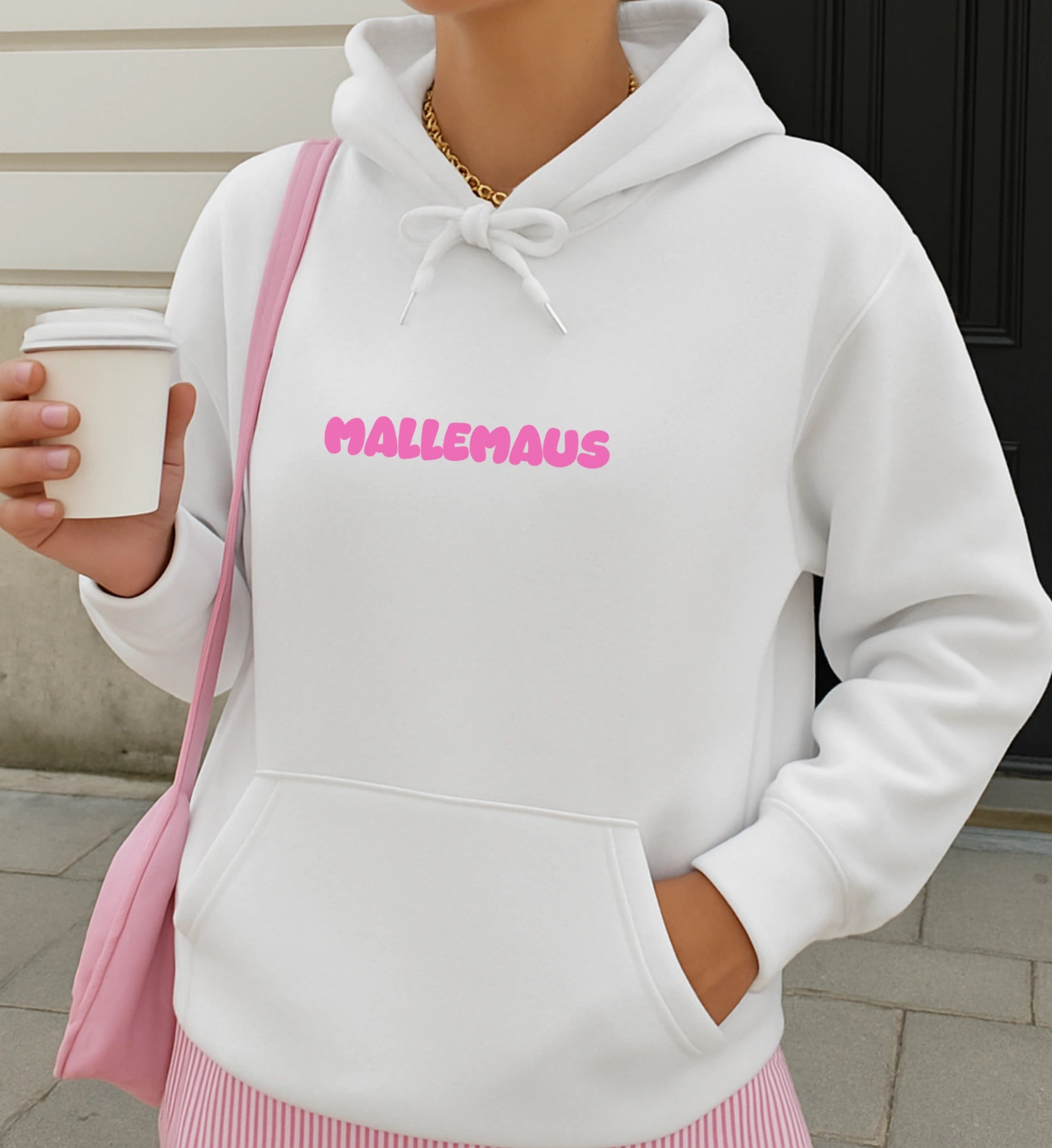 Ein weißer Mallemaus Hoodie mit süßem Maus Motiv und personalisierbarem Text für den perfekten Malle Travel Look von Cincerely Yours.