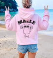 Cincerely Yours Mallemaus Hoodie in Rosa: Rückenansicht einer Frau am Strand mit Malle Maus Print, ideal für den Mallorca Urlaub und einen Girls Trip.